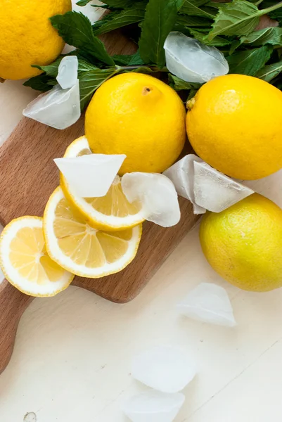 Zitrone, Minze und Eis — Stockfoto