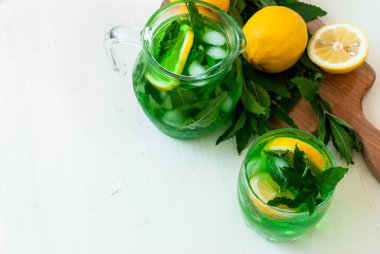 Yeşil mojito buz ve nane ile kokteyl