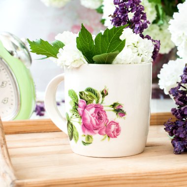 Bir kase içinde grup Eflatun çiçekler