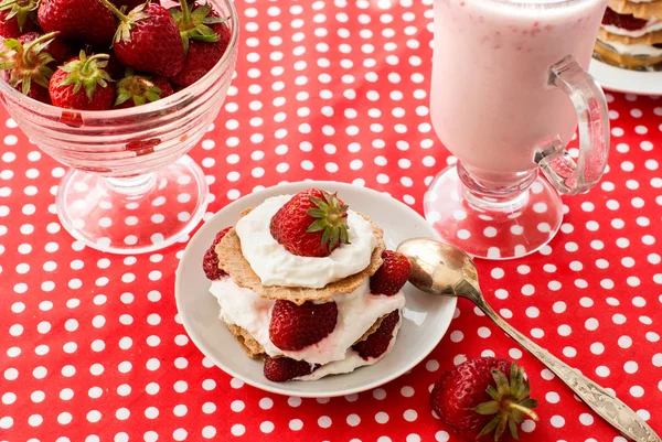 Cake of waffles with strawberries and cream — Stock Photo, Image