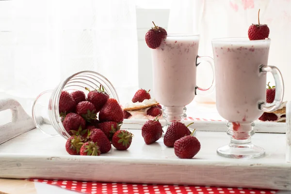 Milkshakes with strawberries — Stock Photo, Image