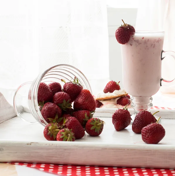 Milkshakes with strawberries — Stock Photo, Image