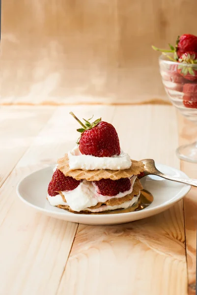 çilek ve krema ile waffle pasta