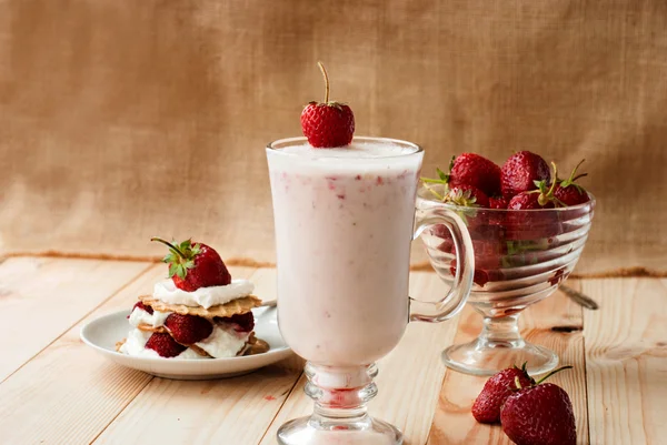 Milkshakes with strawberries — Stock Photo, Image