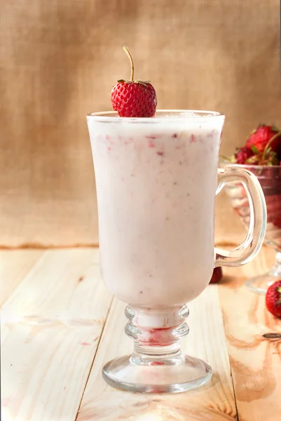 Milkshakes with strawberries — Stock Photo, Image