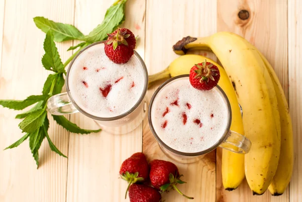 Milkshakes with strawberries — Stock Photo, Image