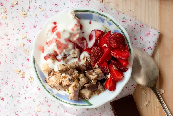 Granola çilek, yoğurt ve tepesi, süt j çilek ile