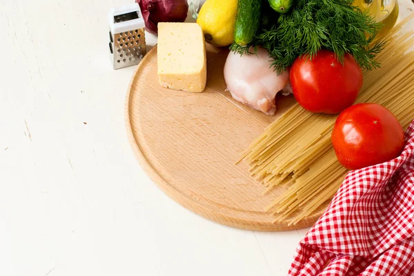 Nudeln, Käse und frisches Gemüse — Stockfoto