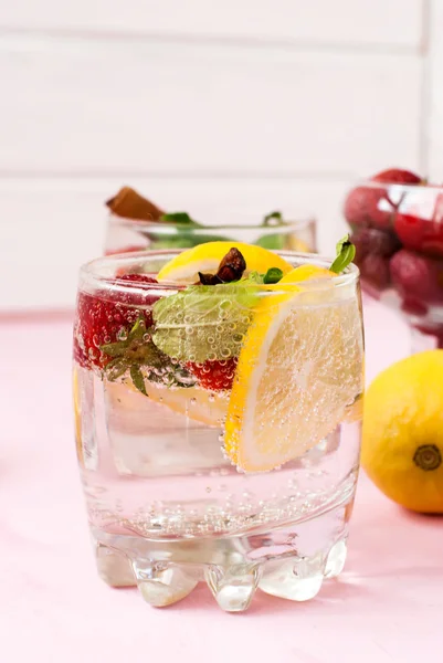 Refrescante cóctel de menta, fresa y hielo de limón . — Foto de Stock
