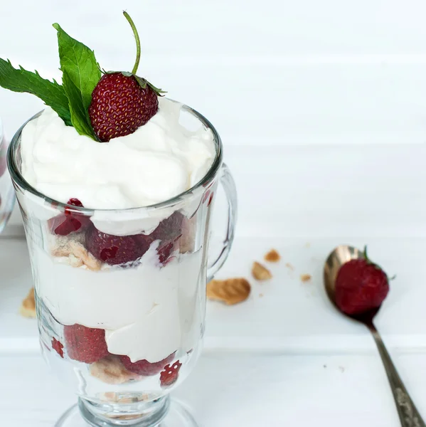 Dessert of strawberries, whipped cream and pastry — Stock Photo, Image