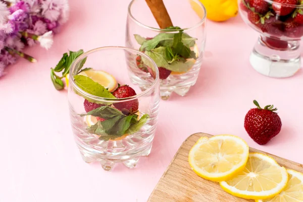 Refrescante cóctel de menta, fresa y hielo de limón . — Foto de Stock