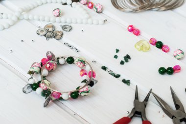 çeşitli boncuk ve takı yapmak için Araçlar