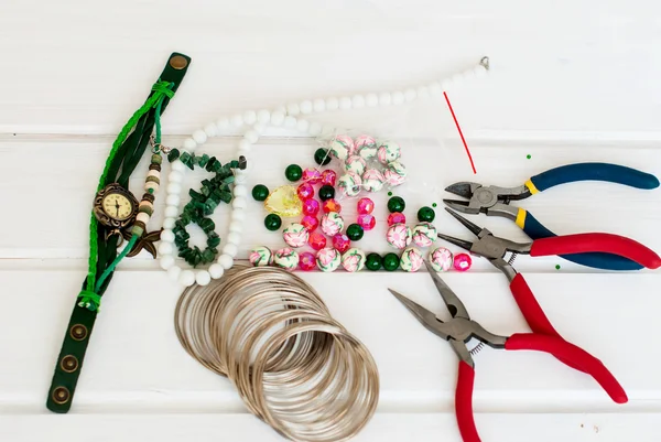 Verschillende kralen en hulpmiddelen voor het maken van sieraden — Stockfoto