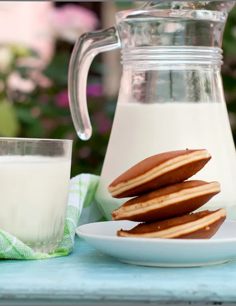 Vaso de leche y una jarra de leche — Foto de Stock