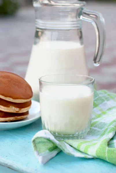 Vaso de leche y una jarra de leche — Foto de Stock