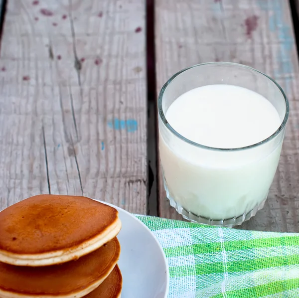 Bardak süt ve süt bir sürahi — Stok fotoğraf