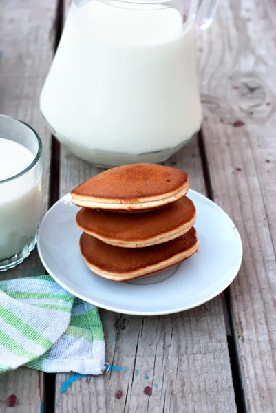 Vaso de leche y una jarra de leche — Foto de Stock