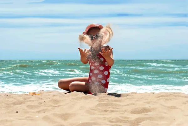 Boldog lány tengerre tengerparton — Stock Fotó