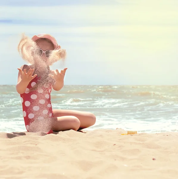 Ragazza felice alla spiaggia di mare — Foto Stock