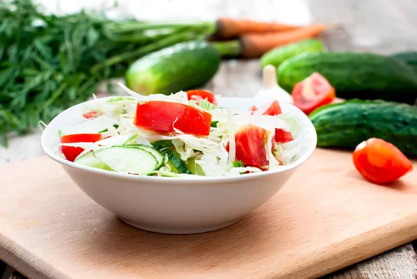 Salada em uma tigela de tomate, pepino , — Fotografia de Stock