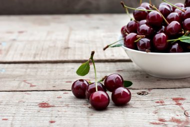 Tahta bir arka planda kiraz