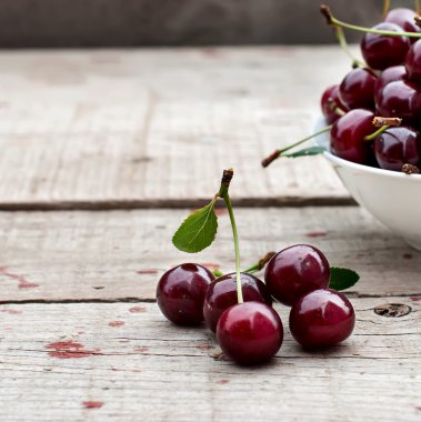 Tahta bir arka planda kiraz