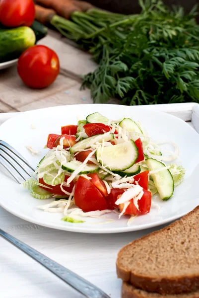 Salade in een kom tomaat, komkommer, — Stockfoto