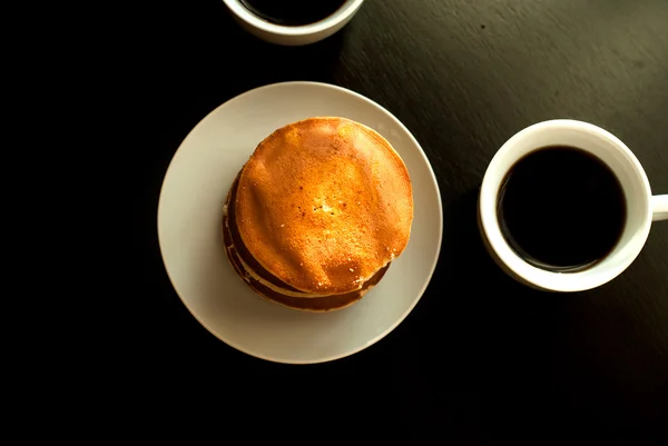 Tasse Kaffee und Pfannkuchen — Stockfoto