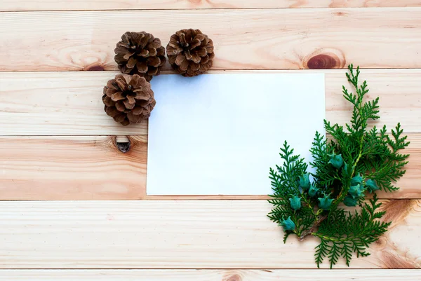 Julkort med kottar och spruce grenar — Stockfoto