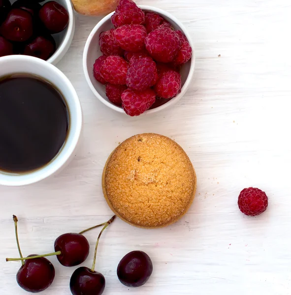 Mörbakelse skorpor och en kopp kaffe till frukost med berri — Stockfoto