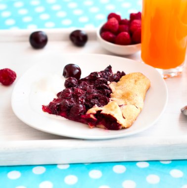 kiraz ve bir bardak meyve suyu ile bisküvi