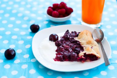 kiraz ve bir bardak meyve suyu ile bisküvi