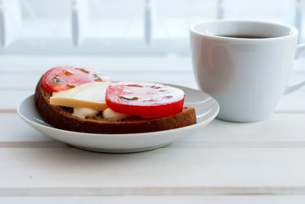 Sandwiches de pan de centeno con pomidoroami y queso y una taza de — Foto de Stock