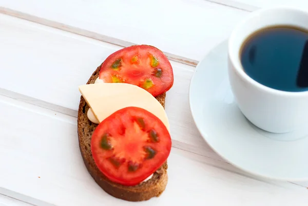 Sandwiches de pan de centeno con pomidoroami y queso y una taza de — Foto de Stock