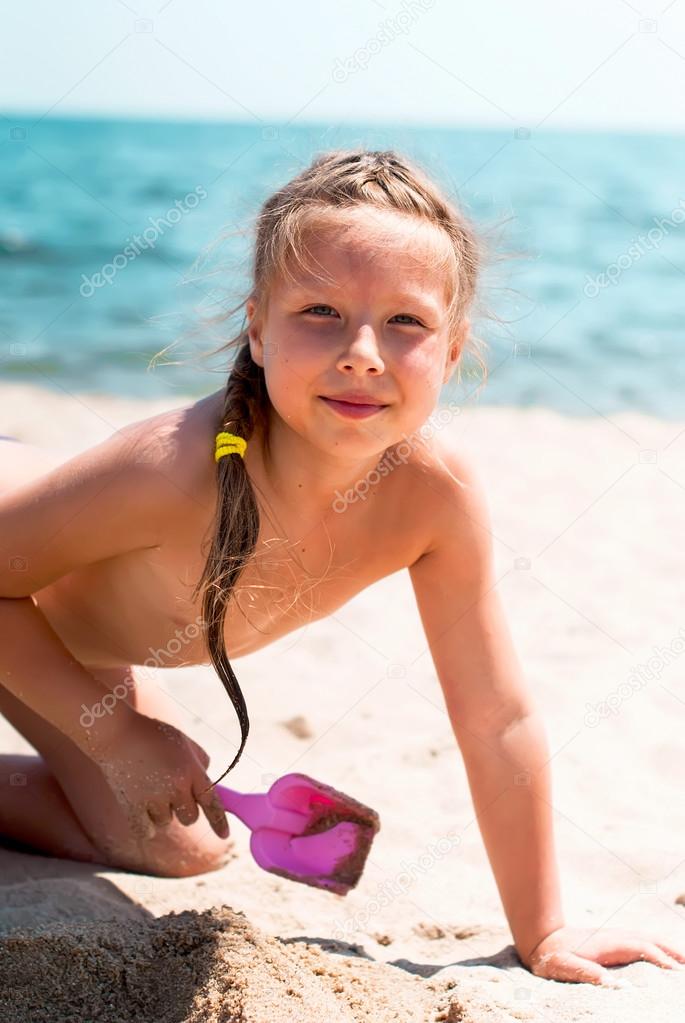 Gelukkig Meisje Op Het Strand  Stockfoto  Vi-Mart 78278524-5705