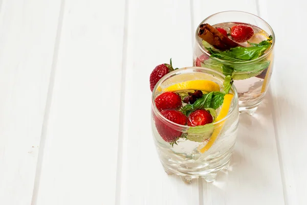 Refrescante cóctel de menta, fresa y hielo de limón . —  Fotos de Stock