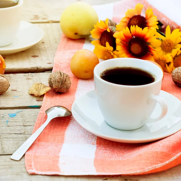 Petit déjeuner automne après-midi thé, noix, pommes et prunes — Photo