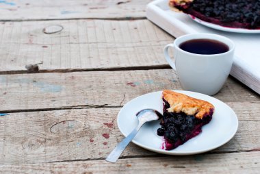 siyah kuş üzümü ve bir fincan kahve ile bisküvi