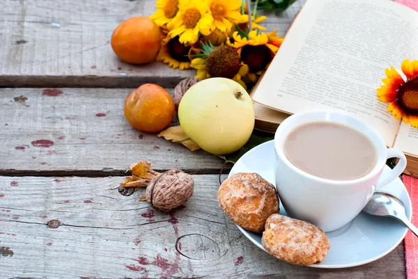 Petit déjeuner automne après-midi thé, noix, pommes et prunes — Photo