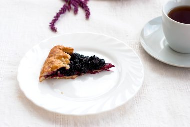 siyah kuş üzümü ve bir fincan kahve ile bisküvi