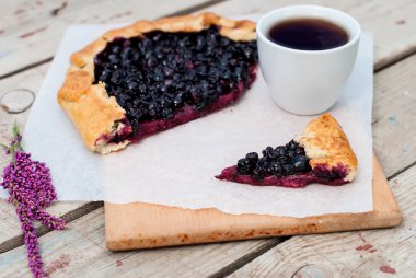 siyah kuş üzümü ve bir fincan kahve ile bisküvi