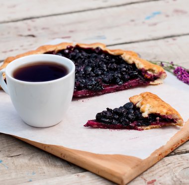 siyah kuş üzümü ve bir fincan kahve ile bisküvi