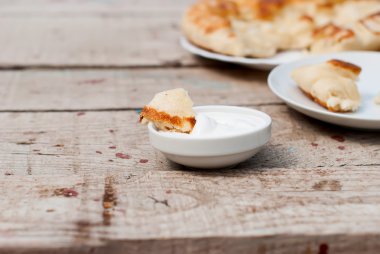 Kahvaltı için ekşi kremalı pasta