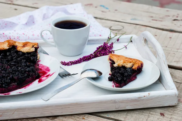 Печенье с черной смородиной и чашкой кофе — стоковое фото