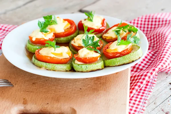 Vegetarische schotel van courgette en tomaat — Stockfoto