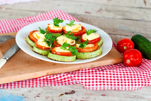Plato vegetariano de calabacín y tomate —  Fotos de Stock