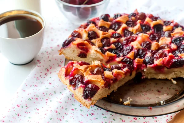 Cake with plums and a cup of black tea for breakfast — Stock Photo, Image