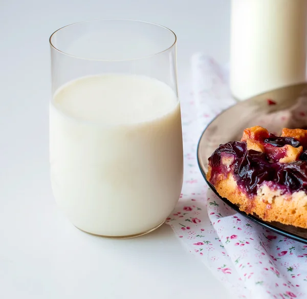 Gâteau aux prunes et un verre de lait pour le petit déjeuner — Photo