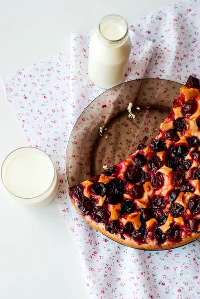 Gâteau aux prunes et un verre de lait pour le petit déjeuner — Photo