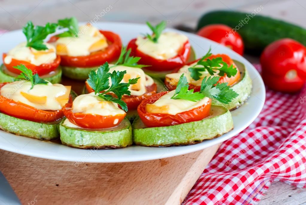 Жареные кабачки с чесноком и помидорами. Кабачки с помидорами. Овощные бутерброды. Закуски с кабачков. Закуска из кабачков и помидоров.